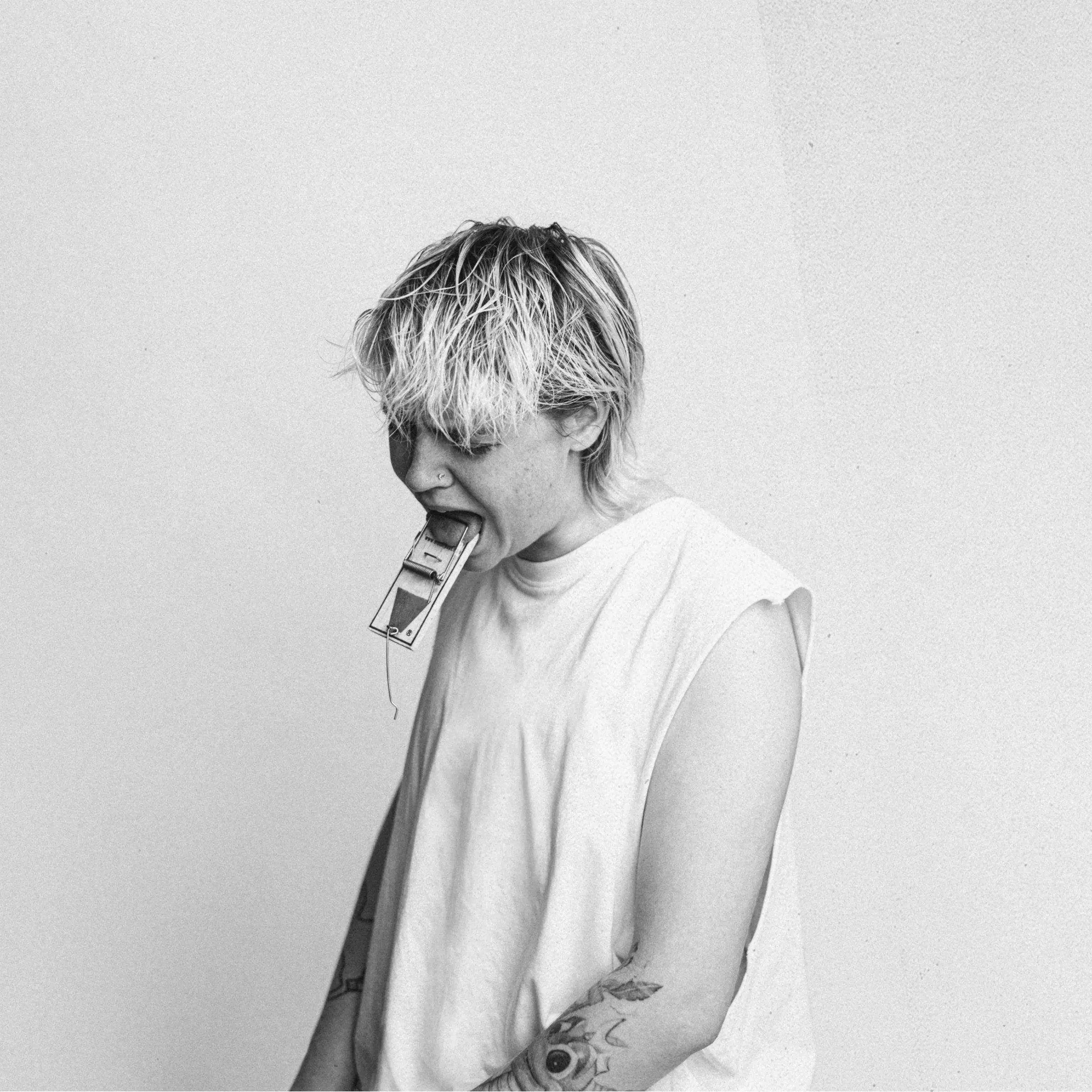 Pisser debout sans lever sa jupe