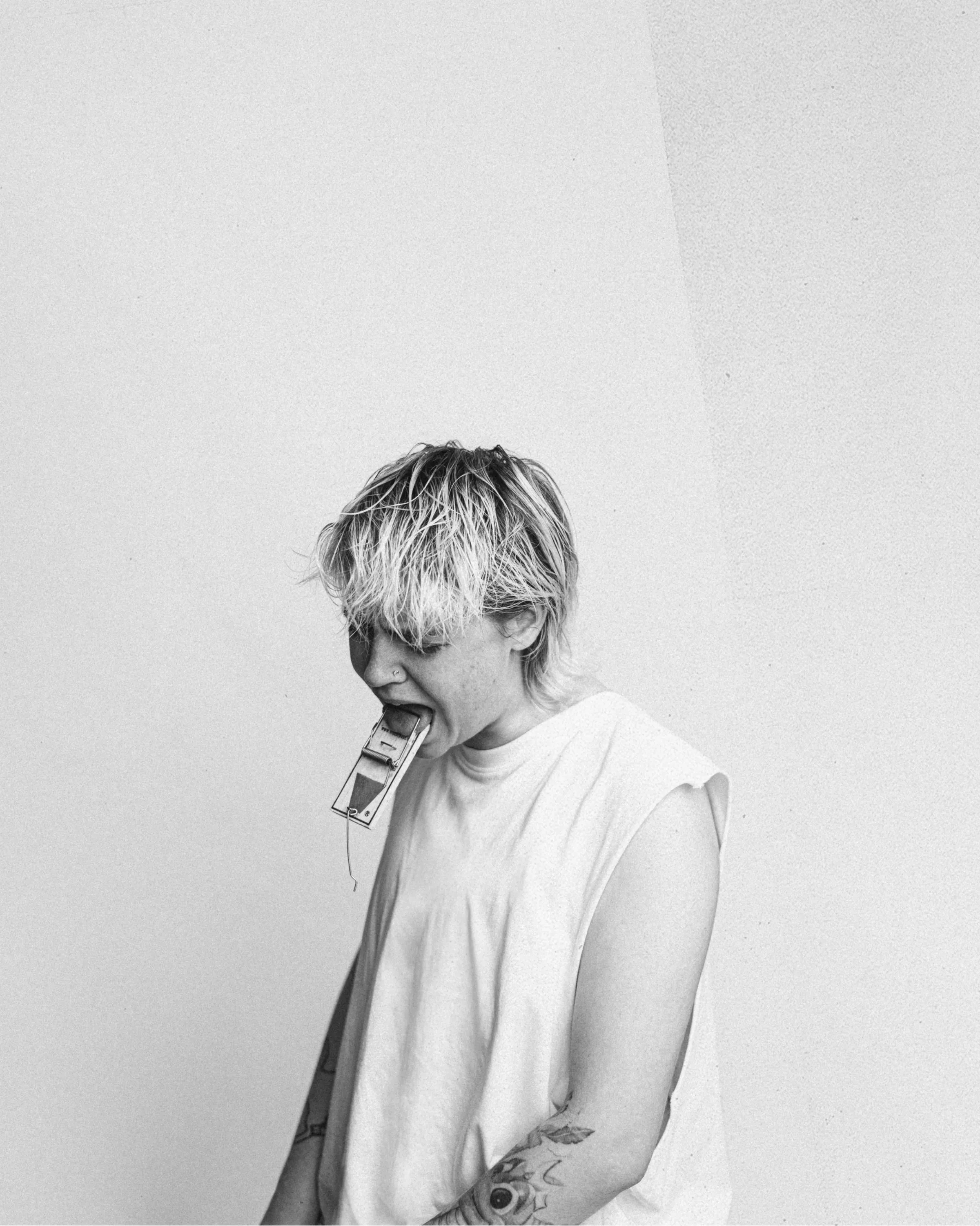 Pisser debout sans lever sa jupe